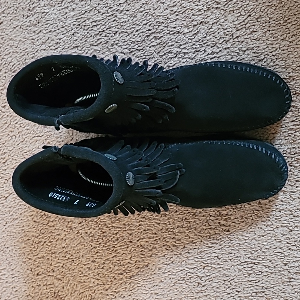 MINNETONKA black fringed suede moccasins.  Size 7